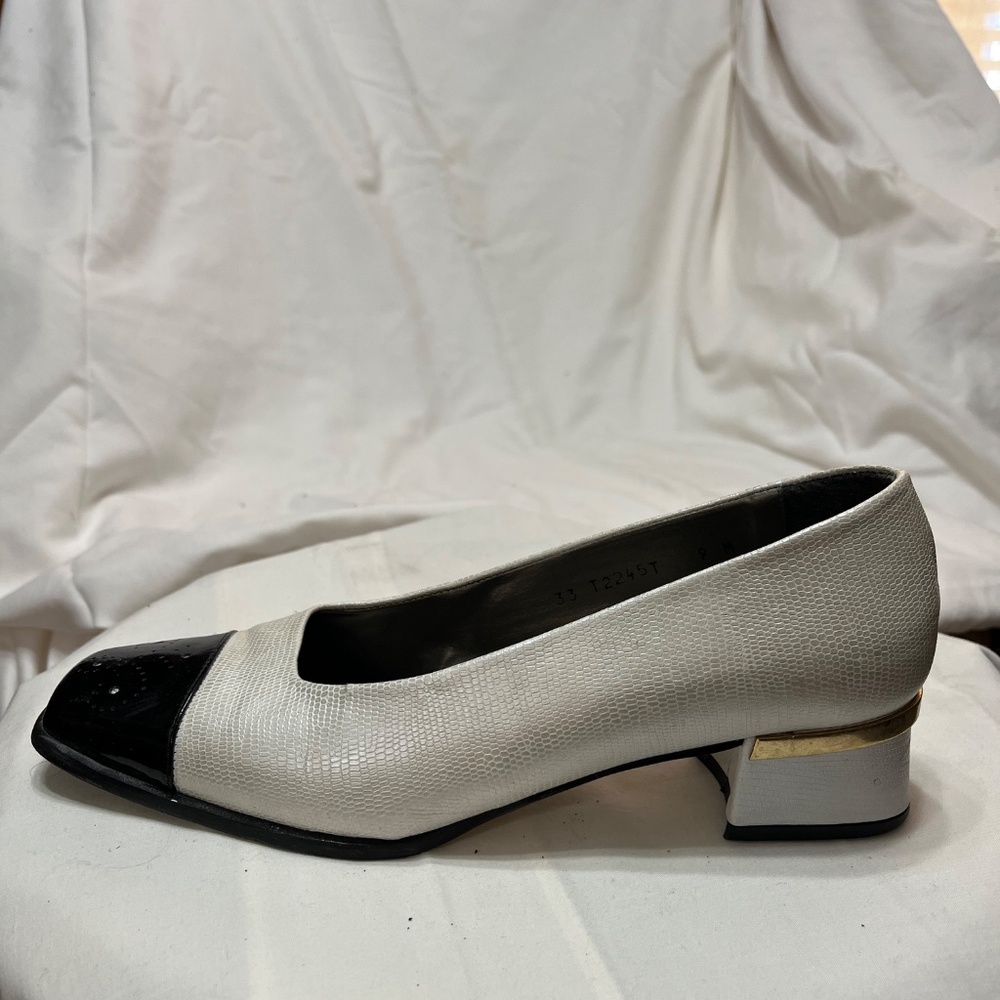 Timothy’s Two Tone Leather Pump - image 2